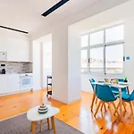 Urban Haven A 2br Modern Retreat Апартаменты Лиссабон