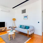 Apartment Urban Haven A 2br Modern Retreat Lissabon